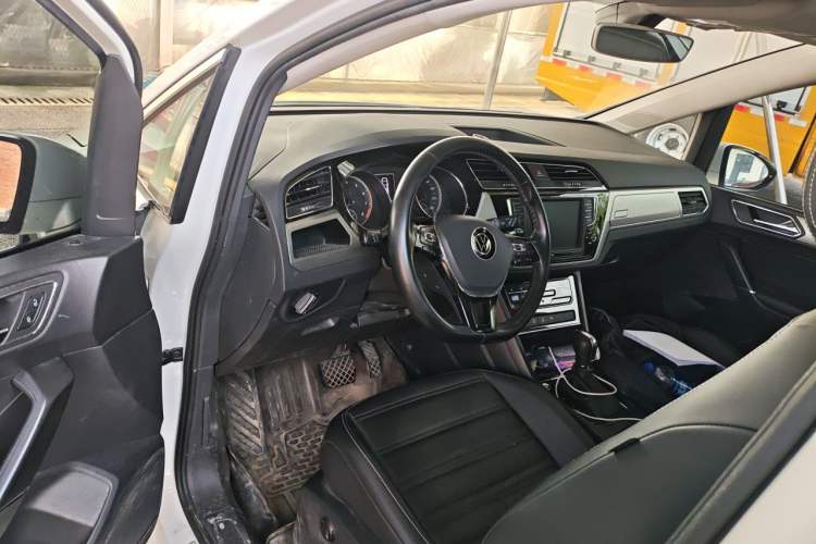 Used Volkswagen Touran 2021 Volkswagen Touran L 280TSI DSG Boundary Edition 7-Seater Driver Seat