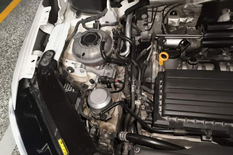 Used Volkswagen Touran 2021 Volkswagen Touran L 280TSI DSG Boundary Edition 7-Seater Engine Bay Right