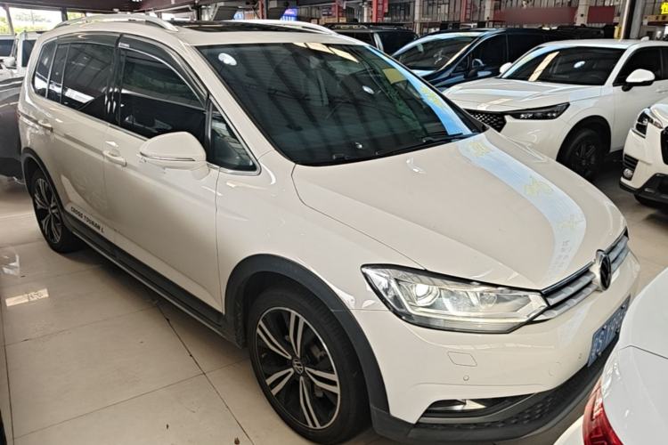Used Volkswagen Touran 2021 Volkswagen Touran L 280TSI DSG Boundary Edition 7-Seater Front Right 45 Deg