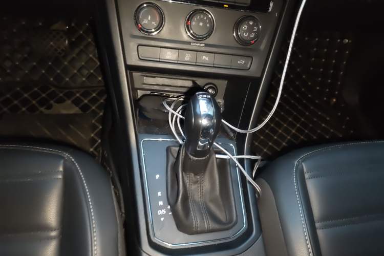 Used Volkswagen Touran 2021 Volkswagen Touran L 280TSI DSG Style Edition 7 Seats Gear Lever