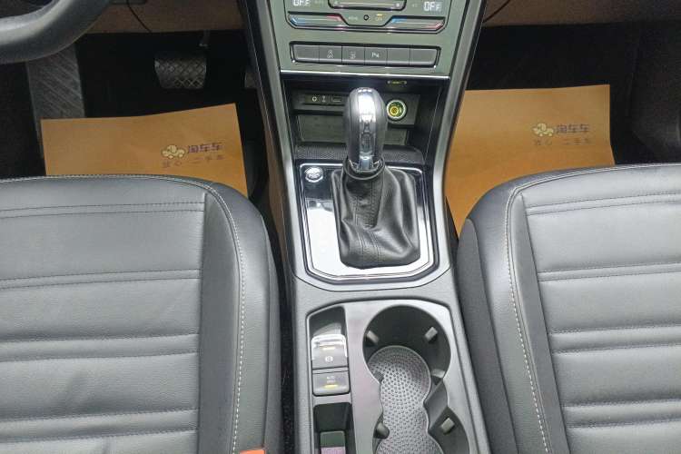 Used Volkswagen Touran 2021 Volkswagen Touran L 280TSI DSG Boundary Edition 7-Seater Gear Lever