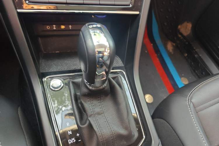 Used Volkswagen Touran 2021 Volkswagen Touran L 280TSI DSG Boundary Edition 7-Seater Gear Lever