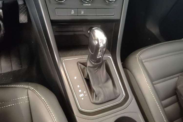 Used Volkswagen Touran 2021 Volkswagen Touran L 280TSI DSG Style Edition 7 Seats Gear Lever