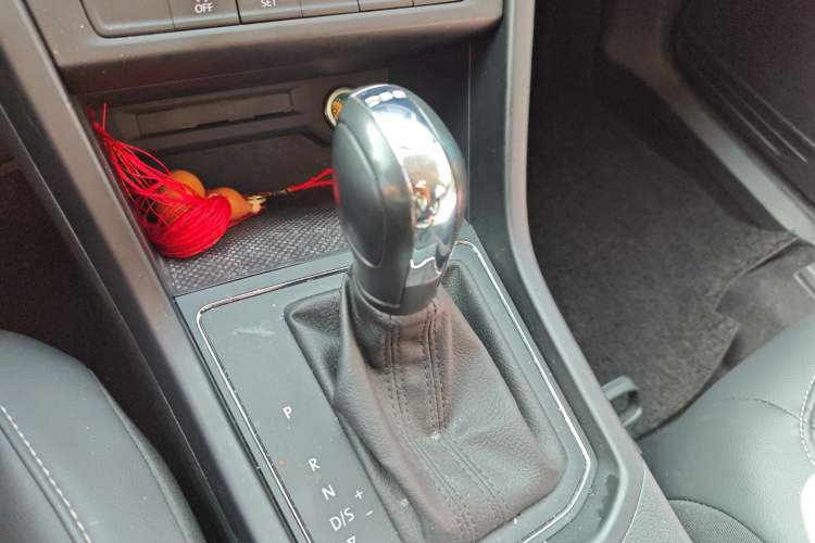 Used Volkswagen Touran 2021 Volkswagen Touran L 280TSI DSG Style Edition 7 Seats Gear Lever
