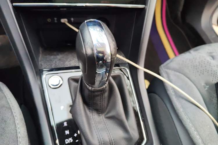 Used Volkswagen Touran 2021 Volkswagen Touran L 280TSI DSG Boundary Edition 7-Seater Gear Lever