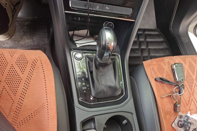 Used Volkswagen Touran 2021 Volkswagen Touran L 280TSI DSG Boundary Edition 7-Seater Gear Lever