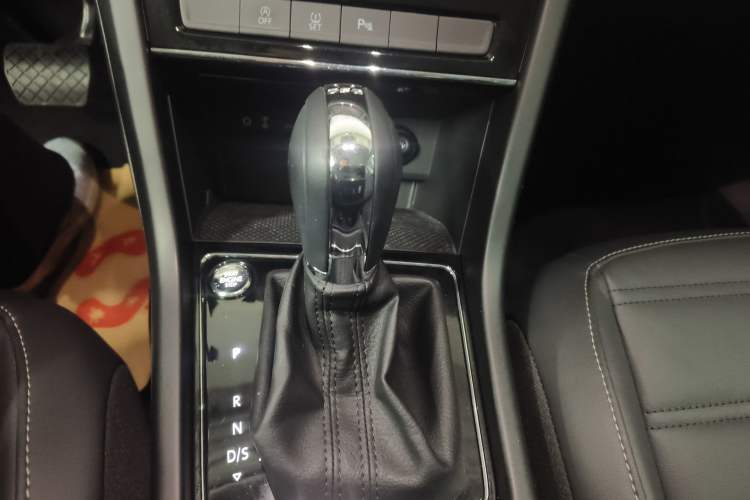 Used Volkswagen Touran 2021 Volkswagen Touran L 280TSI DSG Boundary Edition 7-Seater Gear Lever