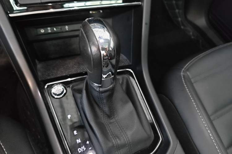 Used Volkswagen Touran 2021 Volkswagen Touran L 280TSI DSG Boundary Edition 7-Seater Gear Lever
