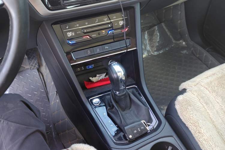 Used Volkswagen Touran 2021 Tiguan L 280TSI DSG Boundary Edition 6-Seater Gear Lever