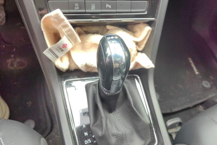 Used Volkswagen Touran 2021 Touran L 280TSI DSG Comfort Edition 7 Seats Gear Lever