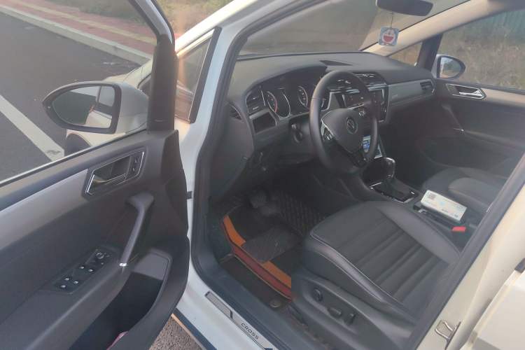 Used Volkswagen Touran 2021 Volkswagen Touran L 280TSI DSG Boundary Edition 7-Seater Interior 2