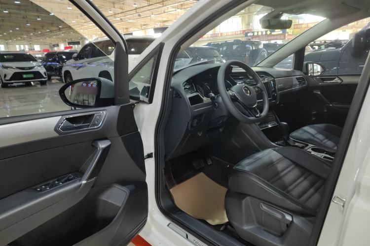 Used Volkswagen Touran 2021 Touran L 280TSI DSG Comfort Edition 7 Seats Interior 2