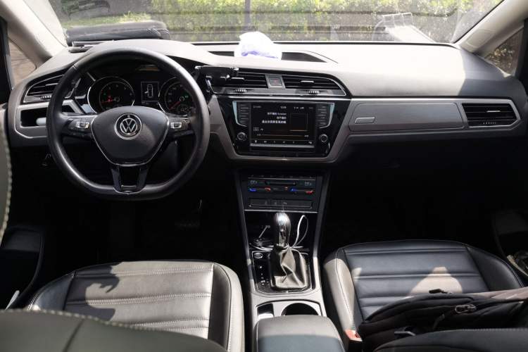 Used Volkswagen Touran 2021 Volkswagen Touran L 280TSI DSG Boundary Edition 7-Seater Interior 2