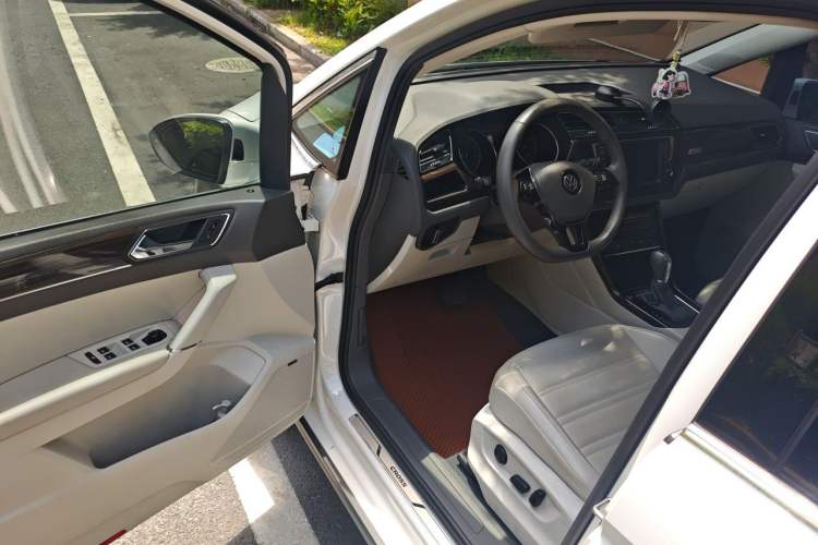 Used Volkswagen Touran 2021 Tiguan L 280TSI DSG Boundary-Pushing Luxury Edition 6 Seats Interior 3