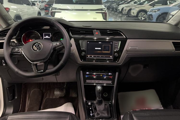 Used Volkswagen Touran 2021 Volkswagen Touran L 280TSI DSG Boundary Edition 7-Seater Interior 3