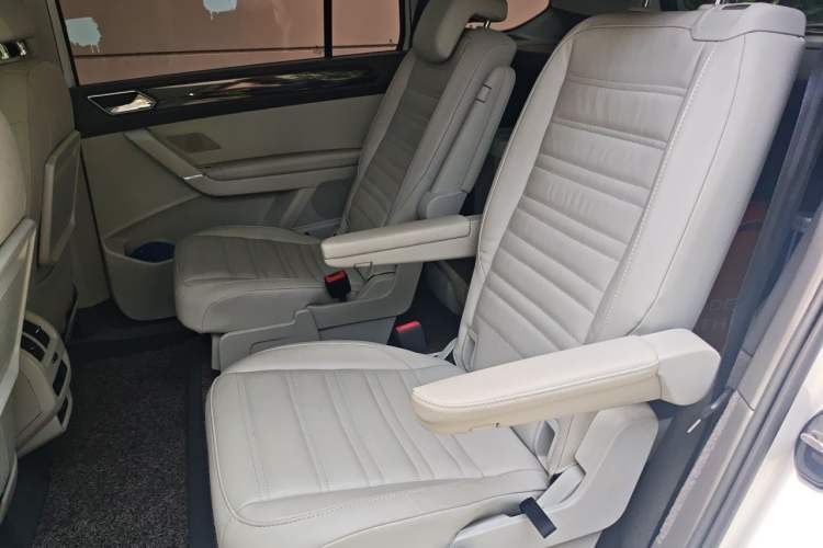 Used Volkswagen Touran 2021 Tiguan L 280TSI DSG Boundary-Pushing Luxury Edition 6 Seats Interior 4