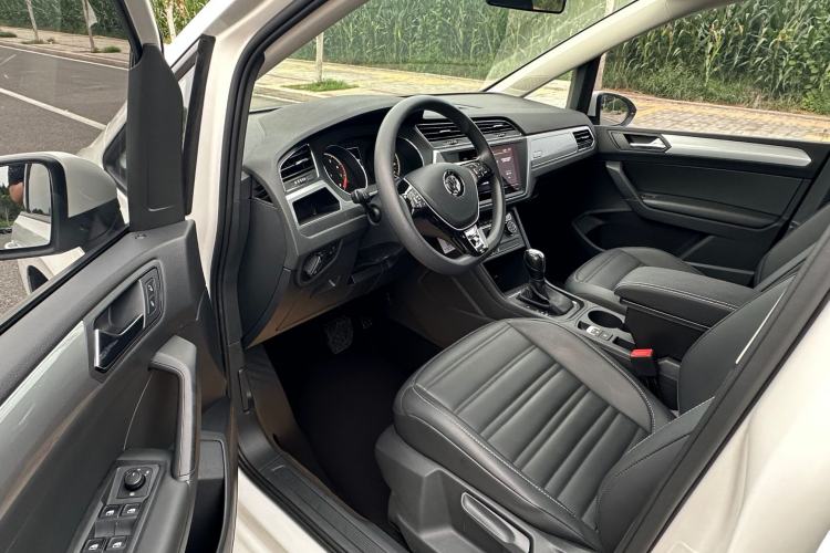 Used Volkswagen Touran 2021 Volkswagen Touran L 280TSI DSG Style Edition 7 Seats Interior 6