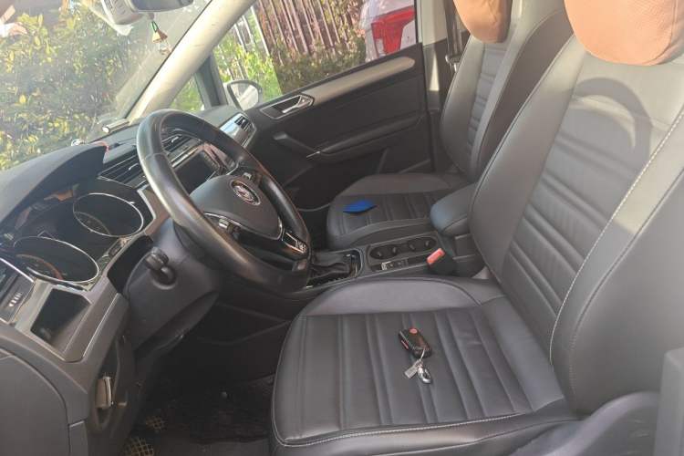 Used Volkswagen Touran 2021 Volkswagen Touran L 280TSI DSG Boundary Edition 7-Seater Left Front Seat