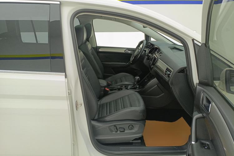 Used Volkswagen Touran 2021 Volkswagen Touran L 280TSI DSG Boundary Edition 7-Seater Right Front Seat