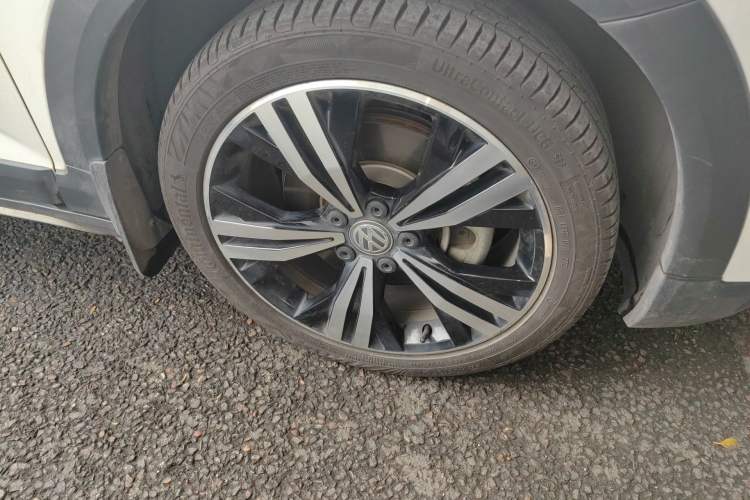 Used Volkswagen Touran 2021 Volkswagen Touran L 280TSI DSG Boundary Edition 7-Seater Right Front Wheel Hub