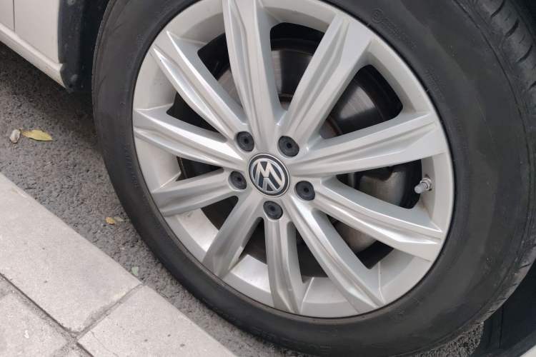 Used Volkswagen Touran 2021 Touran L 280TSI DSG Comfort Edition 7 Seats Right Front Wheel Hub