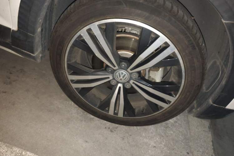 Used Volkswagen Touran 2021 Volkswagen Touran L 280TSI DSG Boundary Edition 7-Seater Right Front Wheel Hub
