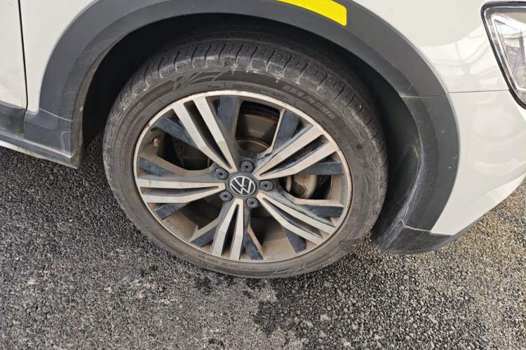 Used Volkswagen Touran 2021 Volkswagen Touran L 280TSI DSG Boundary Edition 7-Seater Right Front Wheel Hub