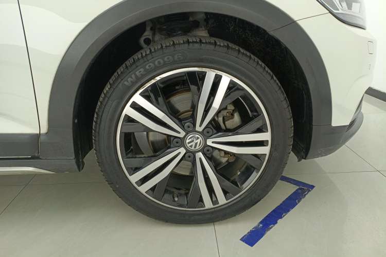 Used Volkswagen Touran 2021 Volkswagen Touran L 280TSI DSG Boundary Edition 7-Seater Right Front Wheel Hub