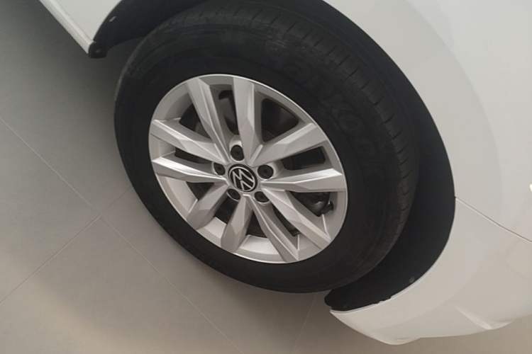 Used Volkswagen Touran 2021 Volkswagen Touran L 280TSI DSG Style Edition 7 Seats Right Front Wheel Hub