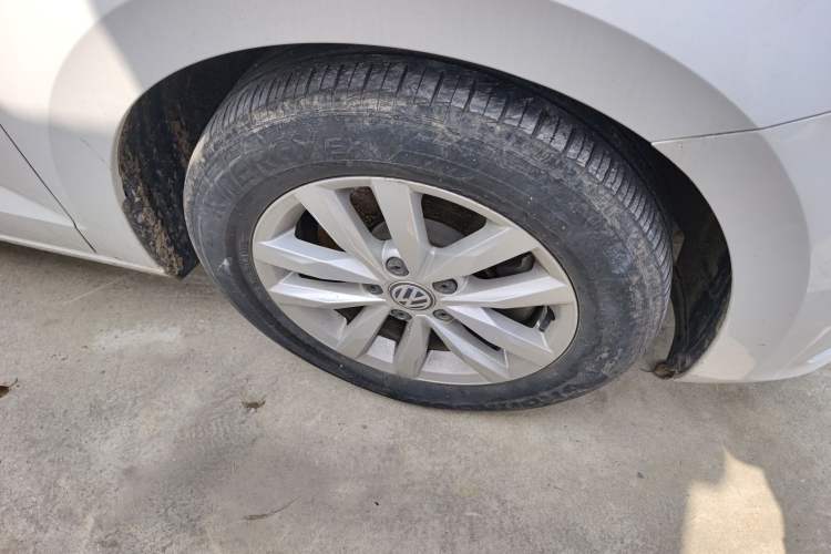 Used Volkswagen Touran 2021 Volkswagen Touran L 280TSI DSG Style Edition 7 Seats Right Front Wheel Hub