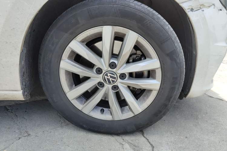 Used Volkswagen Touran 2021 Volkswagen Touran L 280TSI DSG Style Edition 7 Seats Right Front Wheel Hub