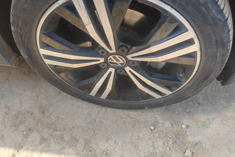 Used Volkswagen Touran 2021 Volkswagen Touran L 280TSI DSG Boundary Edition 7-Seater Right Front Wheel Hub