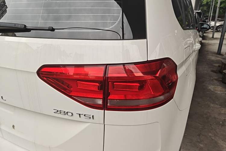 Used Volkswagen Touran 2021 Volkswagen Touran L 280TSI DSG Style Edition 7 Seats Right Rear Taillight
