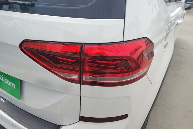 Used Volkswagen Touran 2021 Volkswagen Touran L 280TSI DSG Boundary Edition 7-Seater Right Rear Taillight