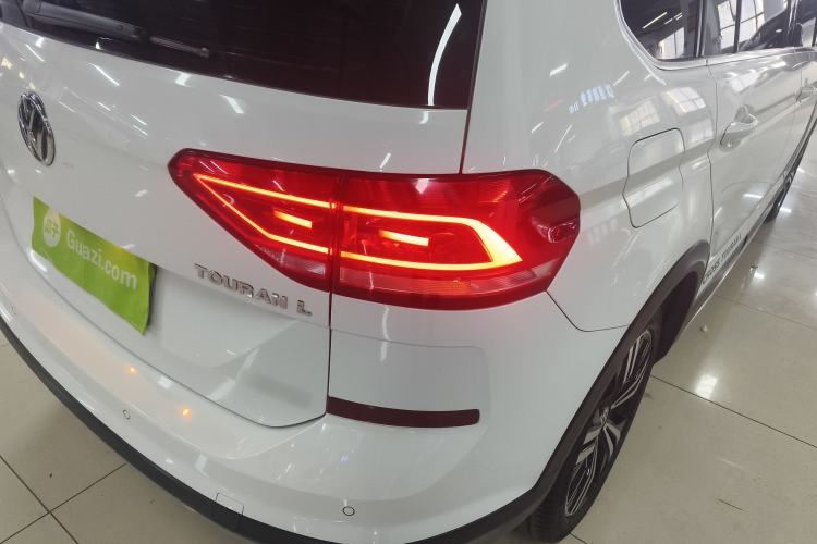Used Volkswagen Touran 2021 Volkswagen Touran L 280TSI DSG Boundary Edition 7-Seater Right Rear Taillight