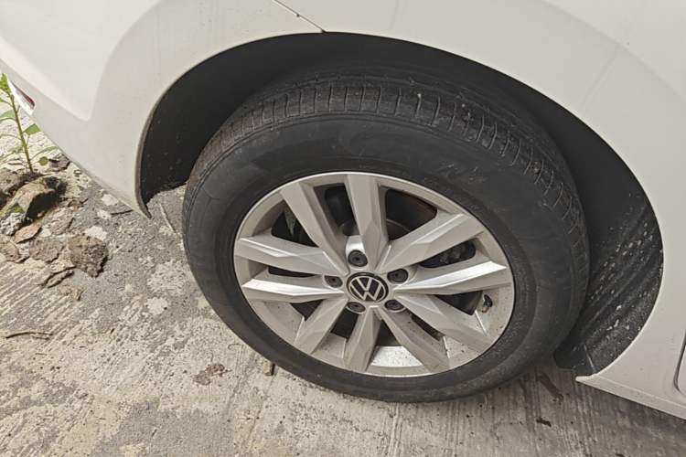 Used Volkswagen Touran 2021 Volkswagen Touran L 280TSI DSG Style Edition 7 Seats Right Rear Wheel Hub