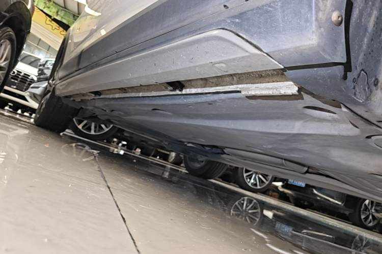 Used Volkswagen Touran 2021 Volkswagen Touran L 280TSI DSG Boundary Edition 7-Seater Right Side Sill