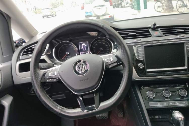 Used Volkswagen Touran 2021 Touran L 280TSI DSG Comfort Edition 7 Seats Steering Wheel