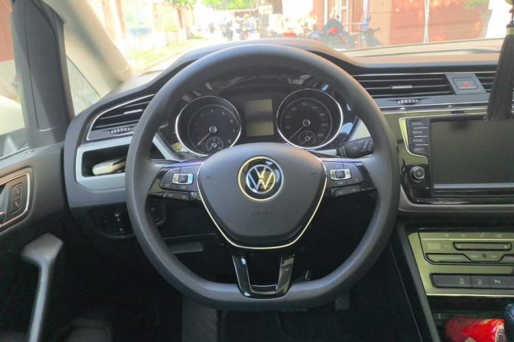 Used Volkswagen Touran 2021 Touran L 280TSI DSG Comfort Edition 7 Seats Steering Wheel