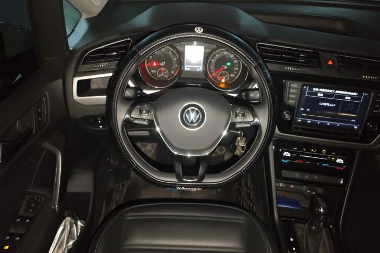 Used Volkswagen Touran 2021 Touran L 280TSI DSG Comfort Edition 7 Seats Steering Wheel