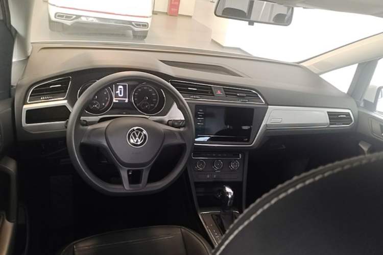 Used Volkswagen Touran 2021 Volkswagen Touran L 280TSI DSG Style Edition 7 Seats Steering Wheel