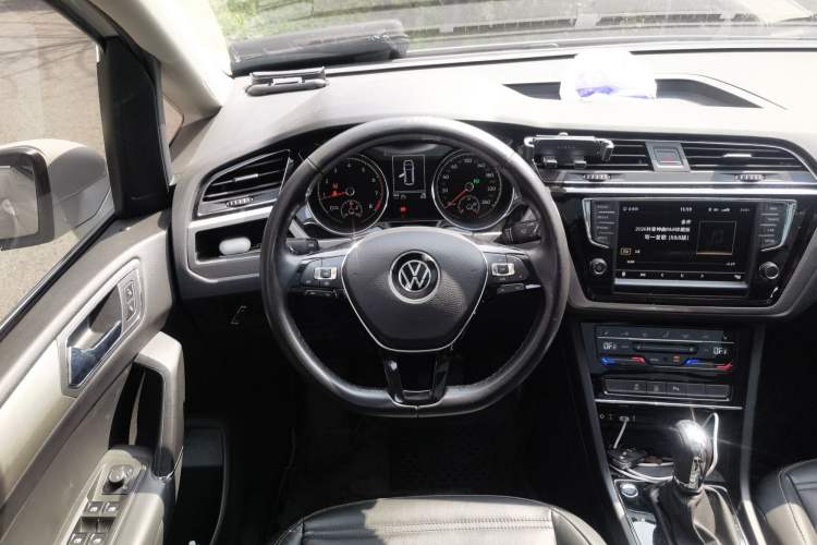 Used Volkswagen Touran 2021 Volkswagen Touran L 280TSI DSG Boundary Edition 7-Seater Steering Wheel