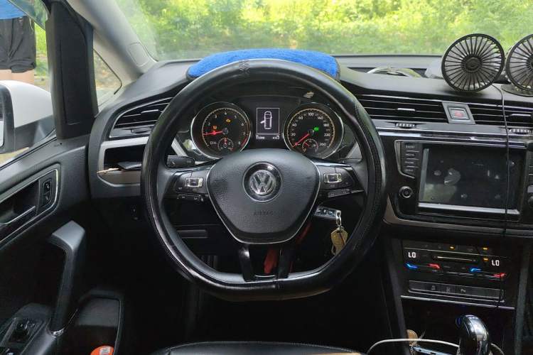 Used Volkswagen Touran 2021 Touran L 280TSI DSG Comfort Edition 7 Seats Steering Wheel