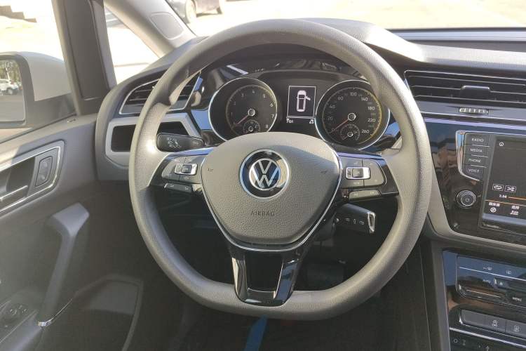 Used Volkswagen Touran 2021 Touran L 280TSI DSG Comfort Edition 7 Seats Steering Wheel