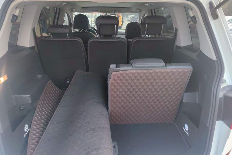 Used Volkswagen Touran 2021 Volkswagen Touran L 280TSI DSG Boundary Edition 7-Seater Trunk