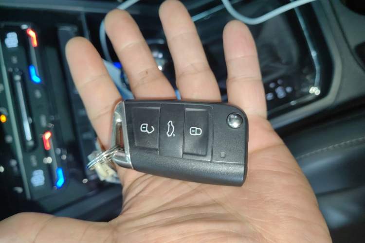 Used Volkswagen Touran 2021 Volkswagen Touran L 280TSI DSG Boundary Edition 7-Seater Vehicle Key
