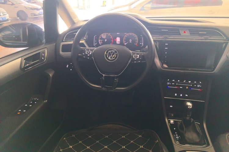 Used Volkswagen Touran 2022 Volkswagen Touran L 280TSI DSG Boundary Edition 7 Seats Steering Wheel