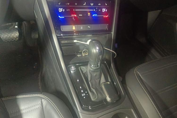 Used Volkswagen Touran 2022 Volkswagen Touran L 280TSI DSG Boundary Edition 7 Seats Gear Lever