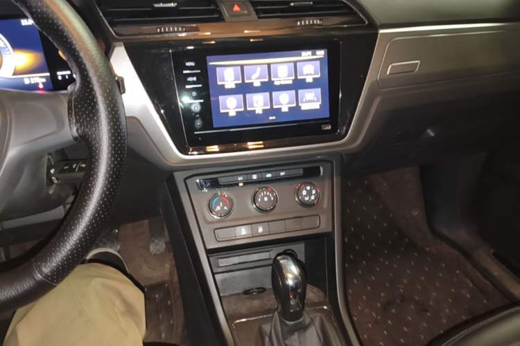 Used Volkswagen Touran  Audio And AC Panel