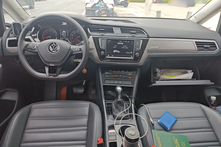 Used Volkswagen Touran 2022 Volkswagen Touran L 280TSI DSG Comfort Edition 7 Seats Center Console